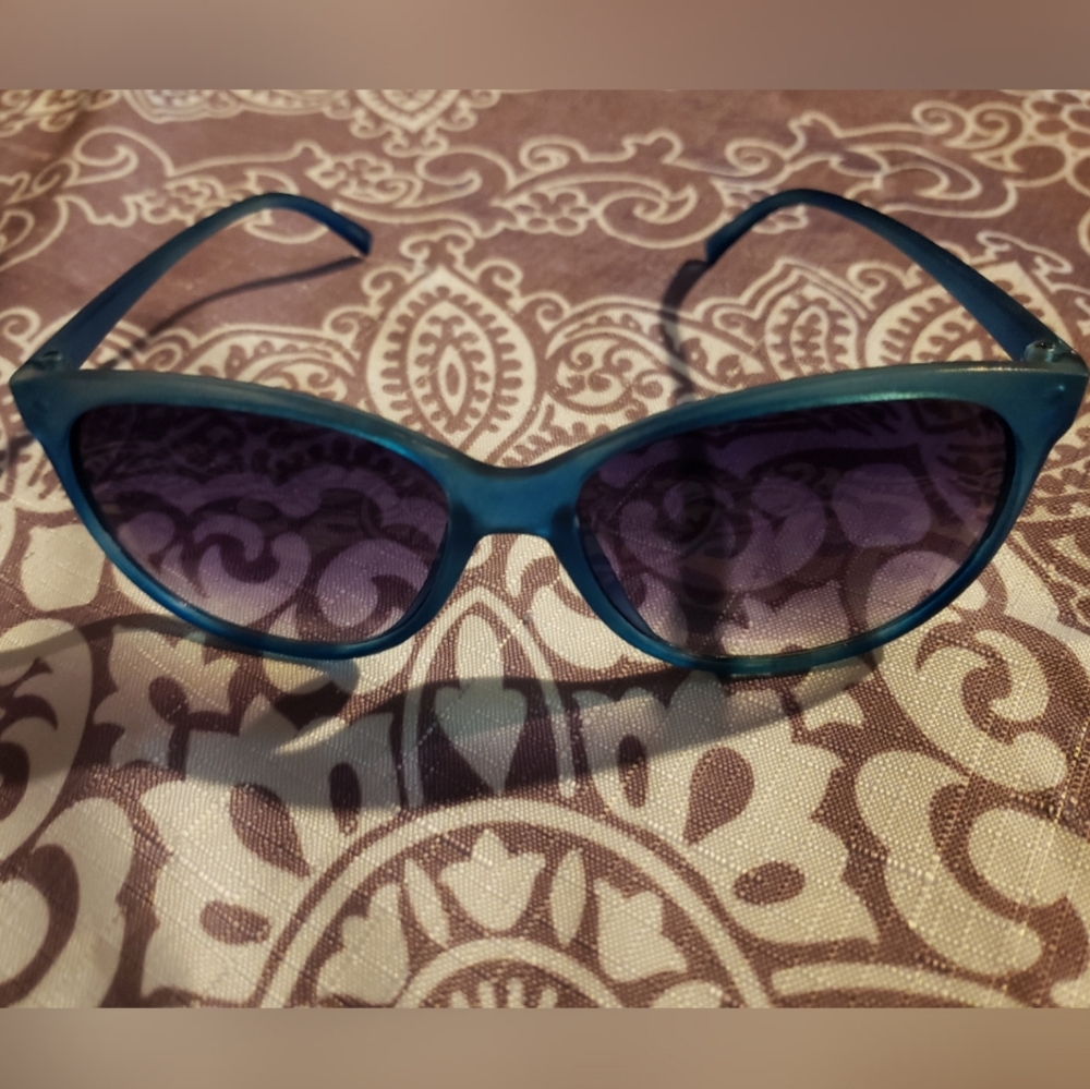 Cat eye sunglasses